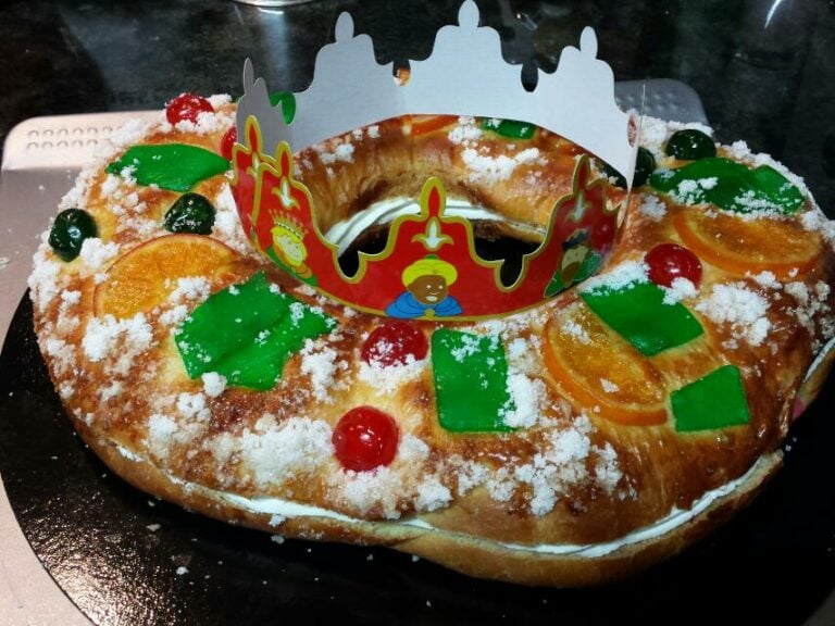 As Cancelas da comezo ao novo ano repartindo roscóns de Reis entre os seus clientes