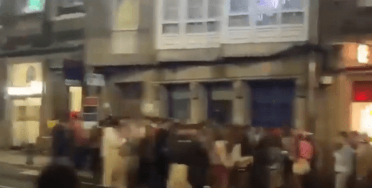 Cientos de jóvenes huyen en estampida de la Alameda para evitar sanciones por realizar botellón