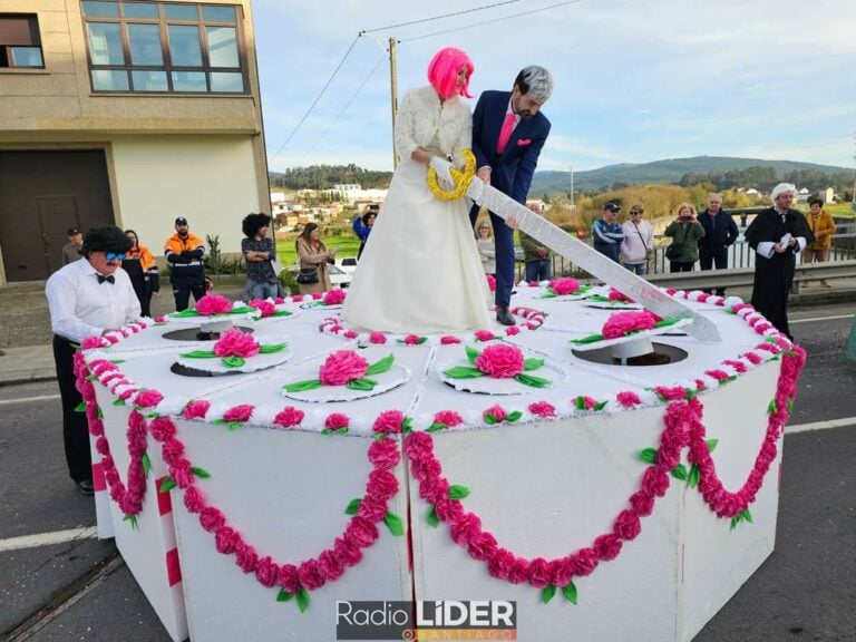 As comparsas locais ‘Voda na Carballeira’ e ‘Habelas Hainas’ moi aplaudidas polo público padronés