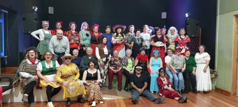 O Baile de Entroido para a terceira idade reúne a uns oitenta veciños de Brión