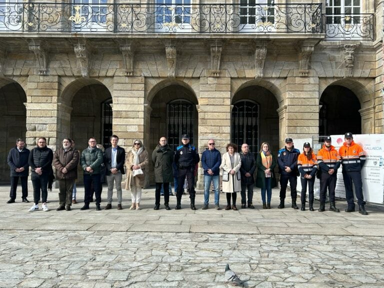 Minuto de silencio en Santiago e Ames polas persoas veciñas de Laraño falecidas nun accidente