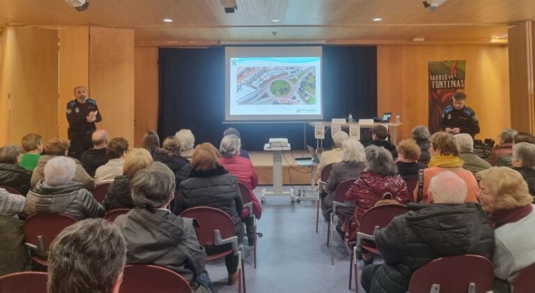 A Policía Local de Santiago imparte un curso sobre seguridade viaria para persoas maiores