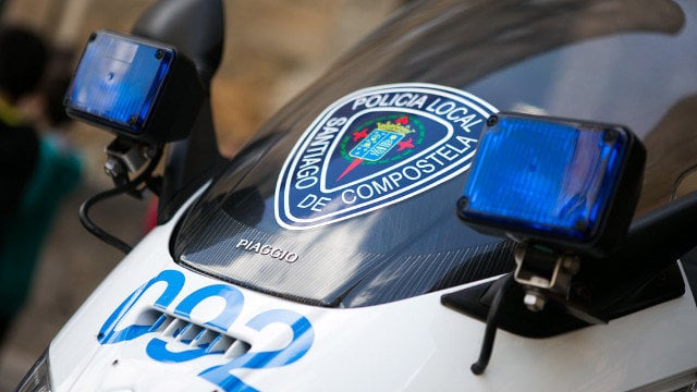 Conduciendo por Santiago con su acompañante con medio cuerpo fuera del coche