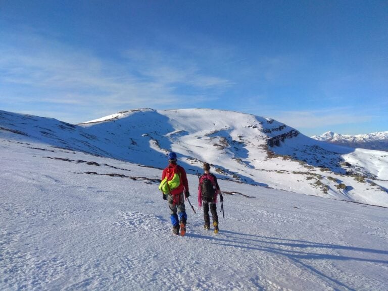 Rescatados dos senderistas atrapados por la nieve en un monte de Lalín