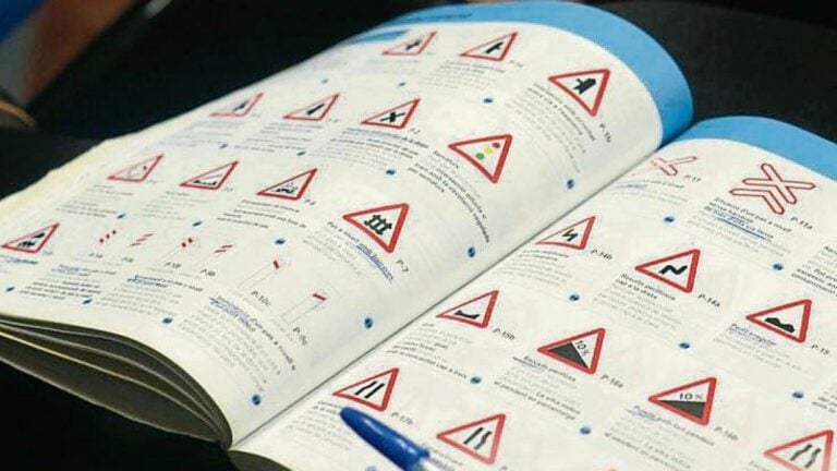 Contrata a un «dobre» para suplantalo no exame de conducir en Santiago