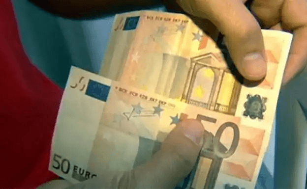 Detenido en Santiago tras intentar pagar un café con billetes falsos de 50 euros
