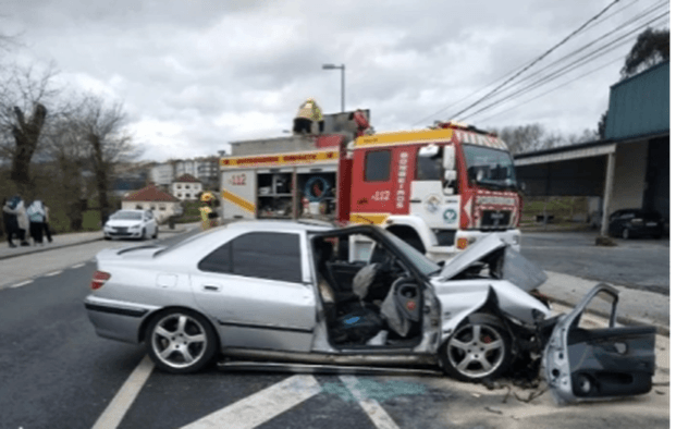 Trasladados al hospital tras chocar contra una farola en Arzúa