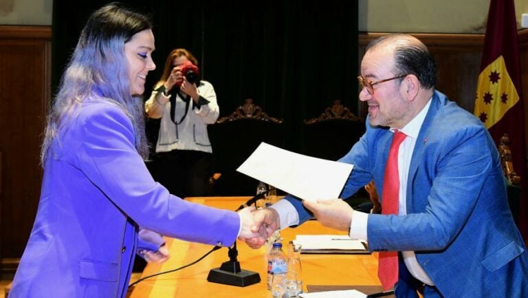 Coral Carballedo Roca, graduada en Psicoloxía pola USC, gaña o premio ao mellor TFG da Valedora do Pobo