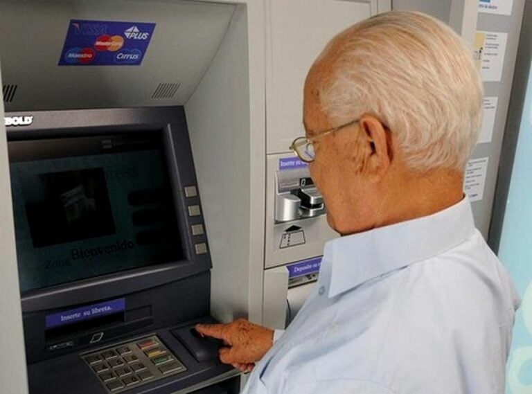Charlas sobre o uso dos caixeiros dirixidas ás persoas maiores en Ames