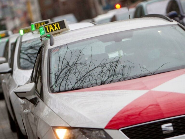 Últimas horas para solicitar os «bonotaxis» en Santiago