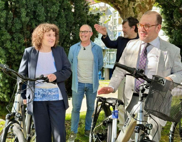 Bota a andar en Santiago é-Bici, un proxecto piloto de préstamo de bicicletas