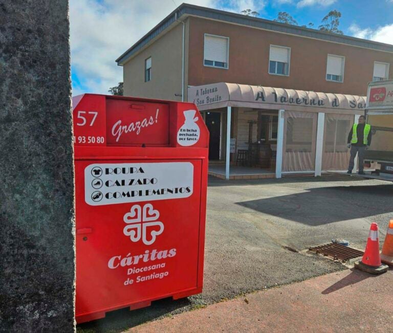 Cáritas instala dous puntos de recollida de roupa en Sergude e Lestedo