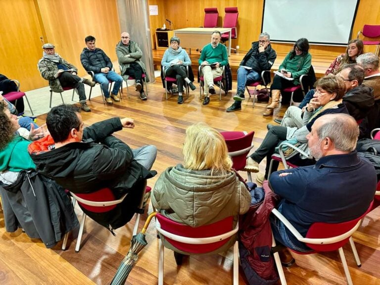 Asociacións veciñais esixen unha mesa entre Raxoi e o Sergas para evitar o caos para aparcar no CHUS