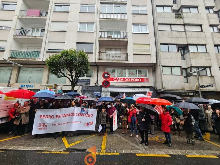 VIDEO | O PSOE de Santiago mobilízase en apoio a Sánchez e contra a «mala política”