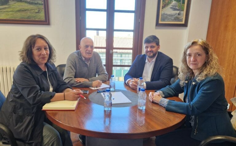 O Concello de Arzúa e Naturgy reúnense para avaliar a cesión dos terreos de Portodemouros