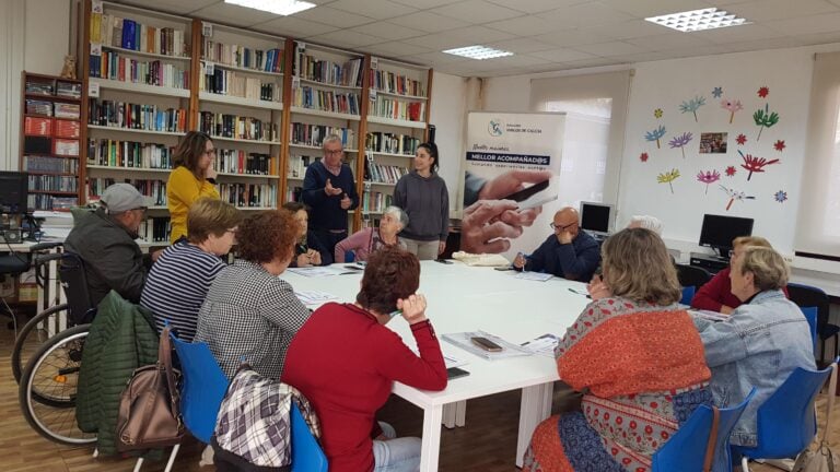 Maiores de Boqueixón participan nun curso para utilizar as novas tecnoloxías na súa vida diaria