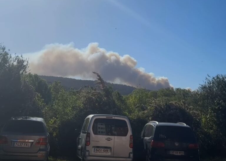 VÍDEO | Un incendio declarado en Rois avanza sin control