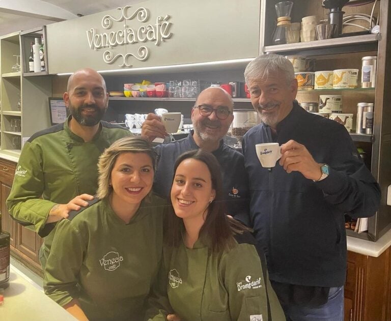 El popular presentador Carlos Sobera visita el Café Venecia