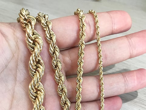 Roba piezas de oro en una joyería de Bertamiráns a plena luz del día