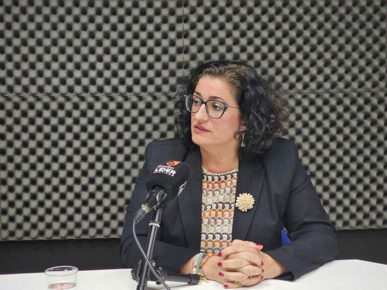 A alcaldesa de Teo ‘contundente’ tras a negativa de Santiago a ampliar a liña 6: «O informe non ten sentido ningún»