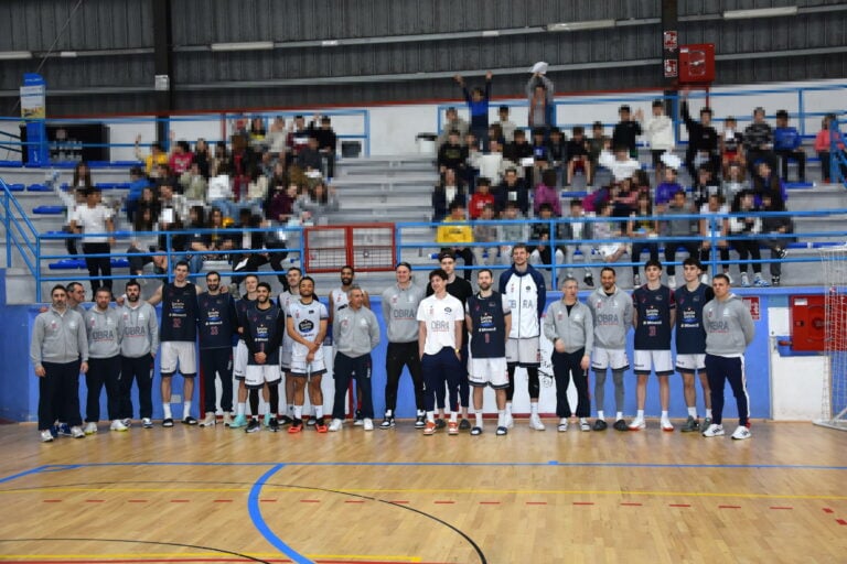 FOTOS | El Monbus Obradoiro recibe en Bertamiráns el cariño de los niños de Ames