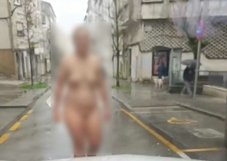 Desnuda bajo la lluvia caminando por el medio de una calle de Santiago
