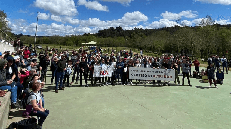Protesta en Palas de Rei contra a planta de Altri coa presenza de alcaldes da zona