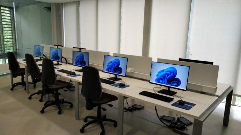 Santiago dota os centros socioculturais do rural de 46 ordenadores