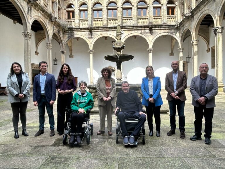 A Corporación municipal de Santiago súmase ao apoio ás persoas afectadas pola ELA