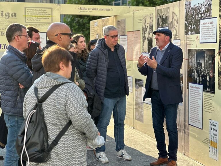 Chega a Ames a exposición sobre os 50 anos da Casa de Rosalía