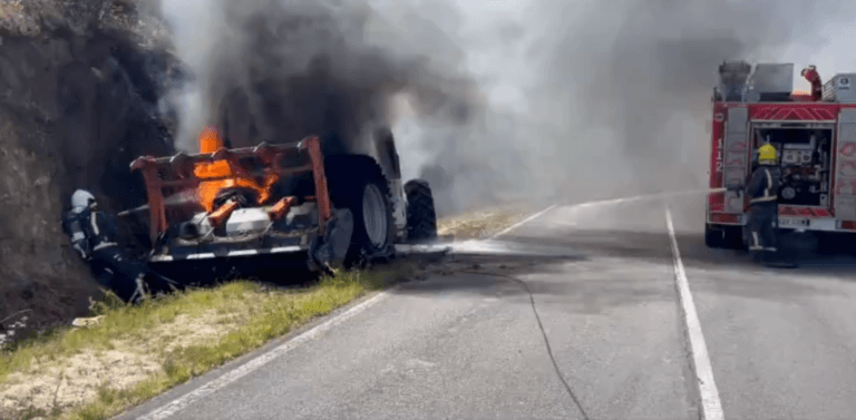 Controlado un lume en Padrón que calcinou un tractor e se propagou a unha finca