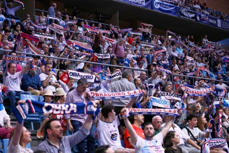 Monbus Obradoiro recupera el brillo en casa y se aferra a la permanencia