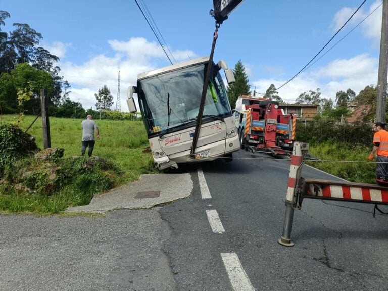 Salida de vía de un bus escolar en Laraño