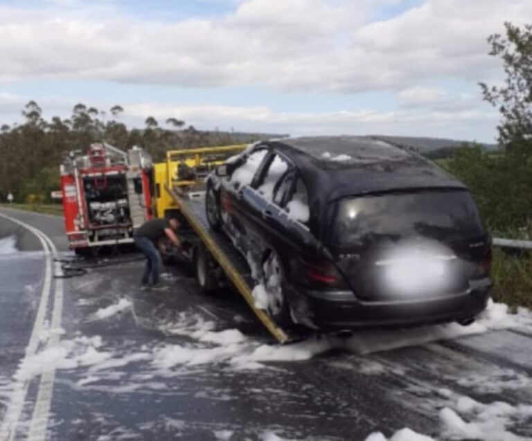 Bomberos controlan el incendio de un vehículo en Negreira