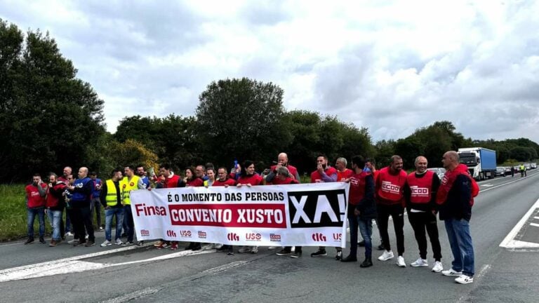 O persoal de FINSA-Santiago corta a N-550 para esixir un «convenio xusto»