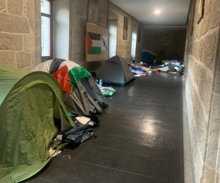 O decano de Xeografía e Historia mostra o seu apoio á acampada a favor de Gaza