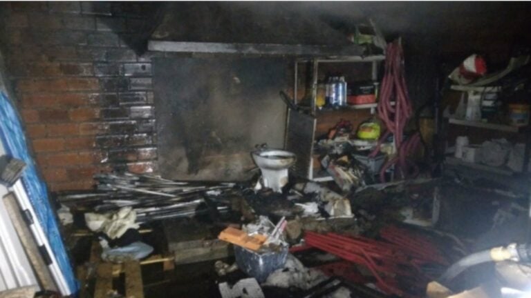 Un incendio en una casa de O Pino provoca daños materiales