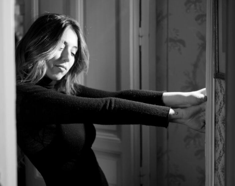 Marina Carmona, hija del líder de Ketama, presenta su álbum debut en Radio Líder Santiago