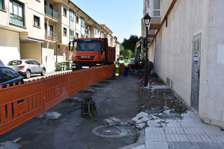 Comezan as obras de humanización da rúa Agrelo, en Bertamiráns