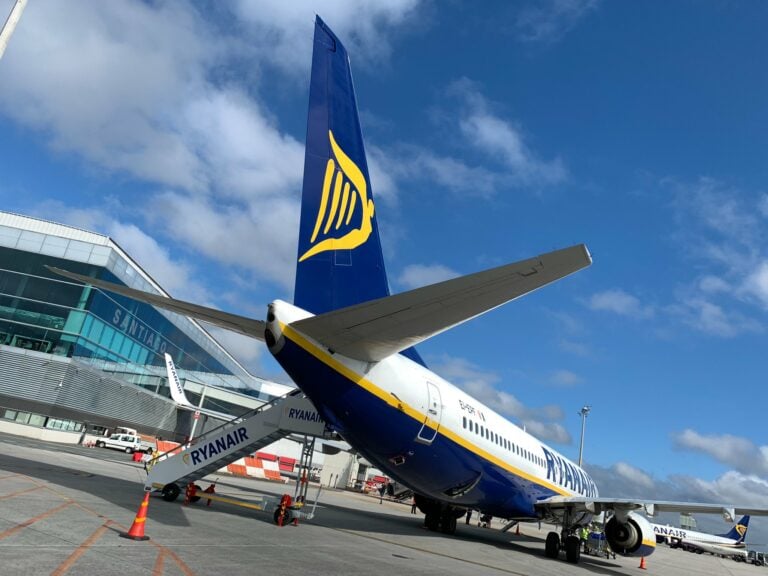 Ryanair deja sin embarcar a un pasajero en Santiago por «overbooking»