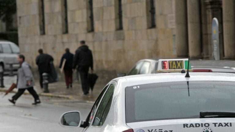 Unión Hotelera denuncia la falta de taxis en Santiago y la «pésima» atención al cliente