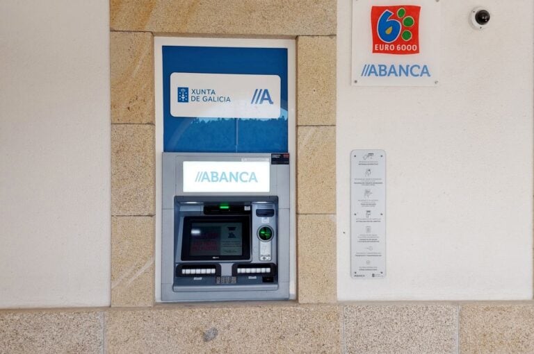 Os maiores de Lousame aprenderán a usar os caixeiros de forma fácil e segura