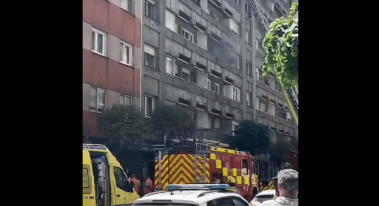 VIDEO | Un incendio en una cocina en Santiago obliga a desalojar a tres personas