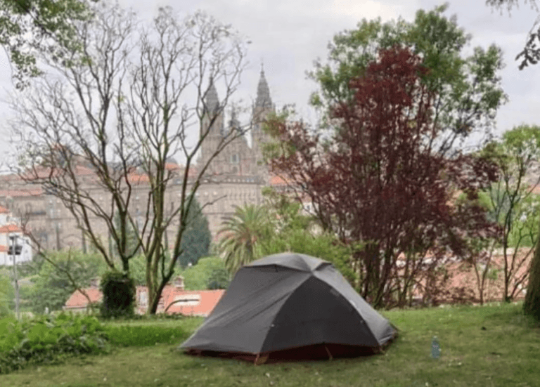 Tienda de campaña con vistas a la Catedral: ¿incivismo o crítica a la falta de vivienda?