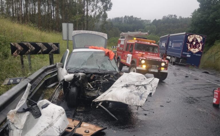 Una mujer excarcelada en la colisión entre dos coches y un camión en Arzúa