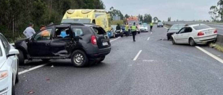 Cuatro heridos en una colisión múltiple con siete vehículos implicados en Rianxo