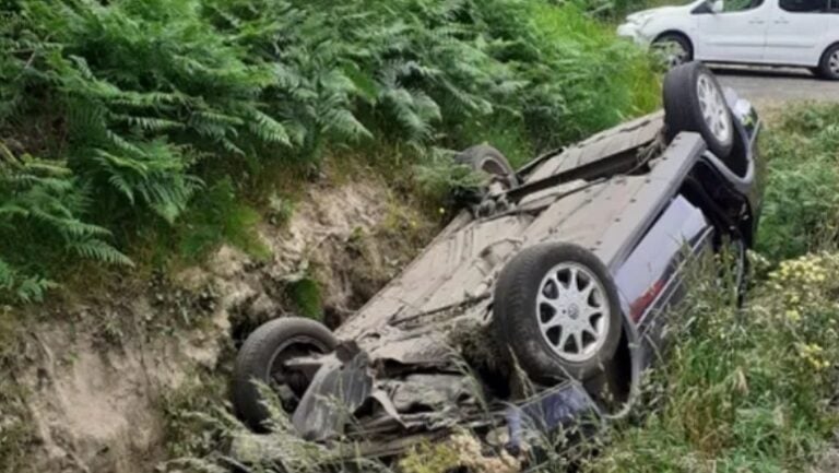 Excarcelada la conductora de un turismo tras volcar en Val do Dubra
