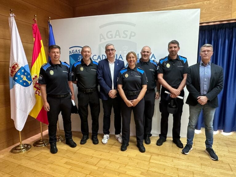 Seis axentes da Policía Local de Ames condecorados polos seus 25 anos de servizo