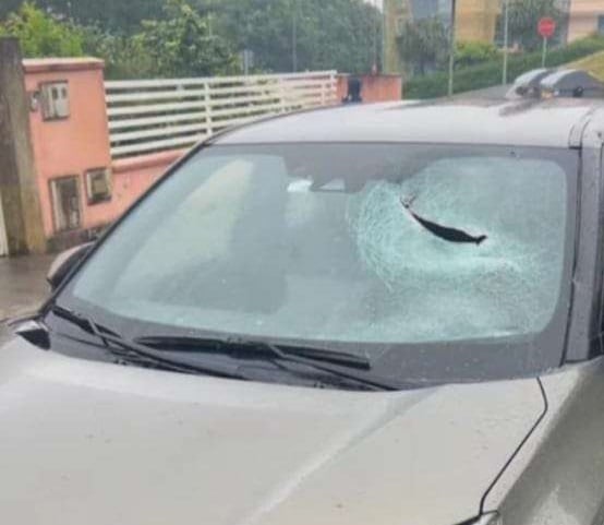 Destrozan cristales y retrovisores de varios coches aparcados en Os Tilos