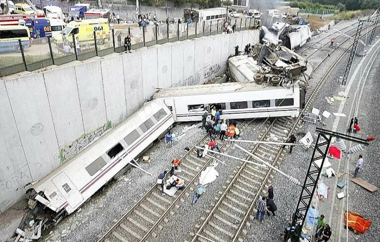 Dos años y medio de cárcel para el maquinista y el exjefe de seguridad de ADIF por el accidente de Angrois
